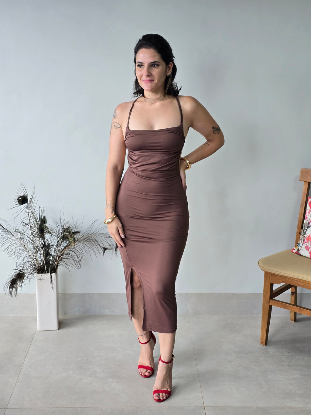 Vestido Midi Marrom com Fenda e Decote de Tiras nas Costas