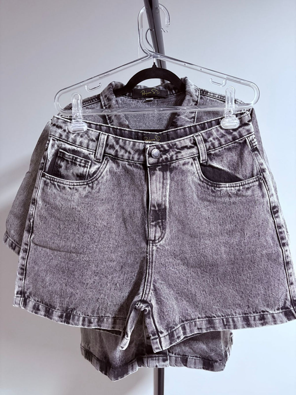 Short jeans cinza